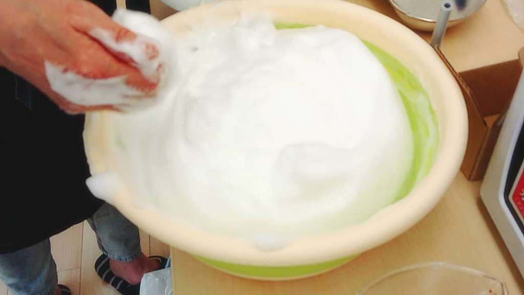 オゾン泡シャンプー「ラテスパ」は、専用の低刺激石鹸とオゾンにより泡（ラテ）を作り出す